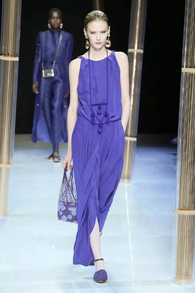 透明衣服，黑色蕾絲？