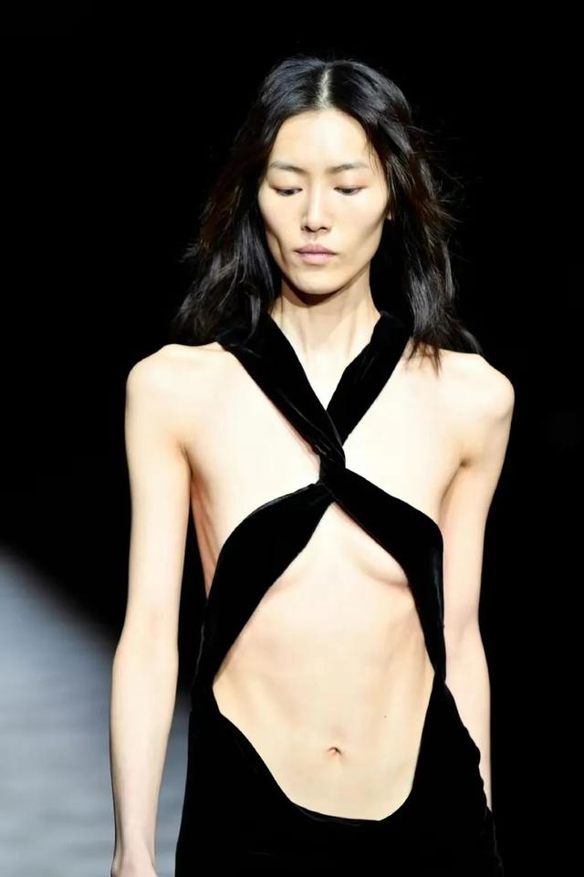衣服越穿越少，劉雯和黃圣依也太大膽了吧