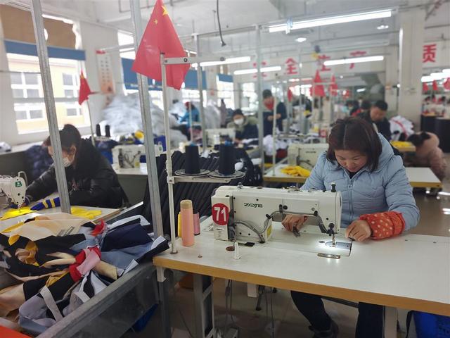 附近服裝廠招聘縫紉工，附近有哪個服裝廠招縫紉工？
