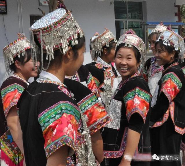 傣族服飾圖片大全圖片欣賞，傣族服飾圖片大全圖片欣賞簡筆畫？
