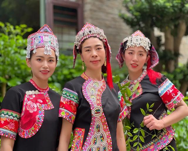 傣族服飾圖片大全簡筆畫，傣族服飾圖畫？